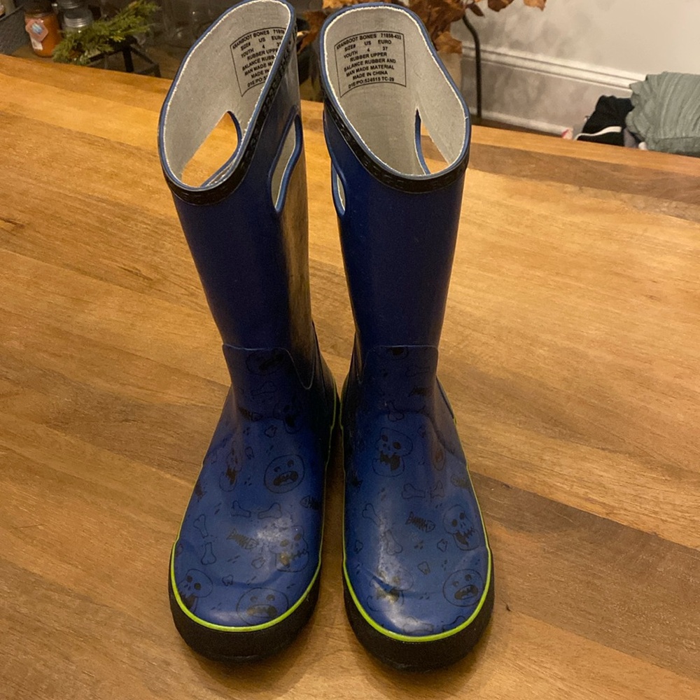 Bogs rain boots Sz 4 pirate